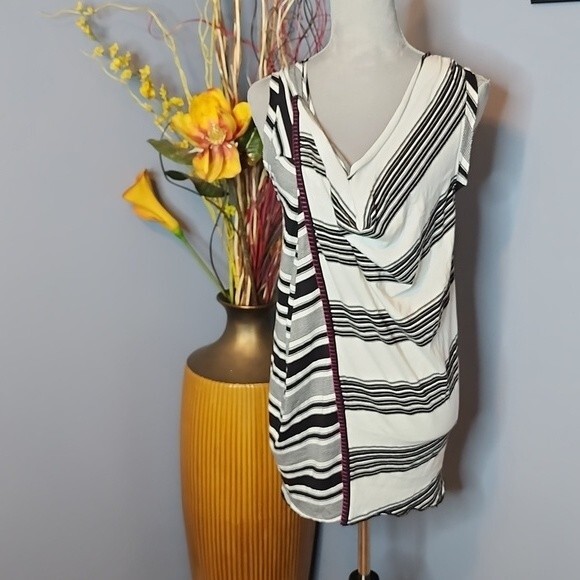 Anthropologie Fei Asymmetrical Top Rolled Edges Black and White Size Small NWT - Picture 1 of 16